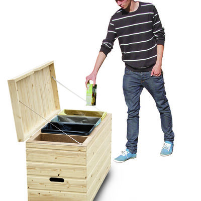 Person nutzt eine geöffnete Abfallsortierbox